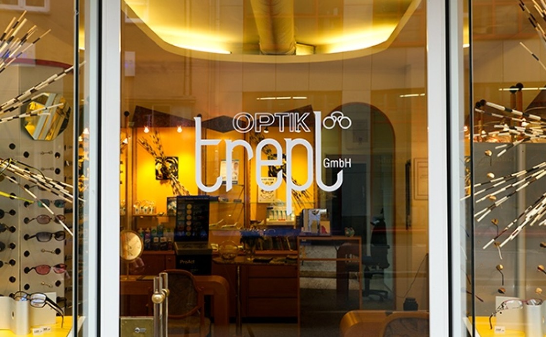Eingang Ladengeschäft Optik Trepl in Augsburg