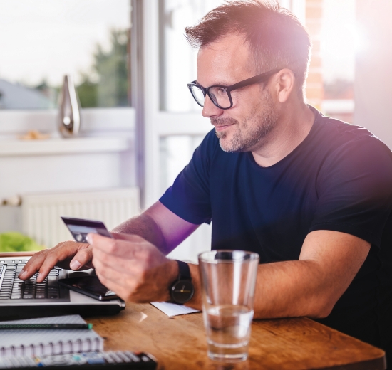Mann mit Brille am Arbeitsplatz.