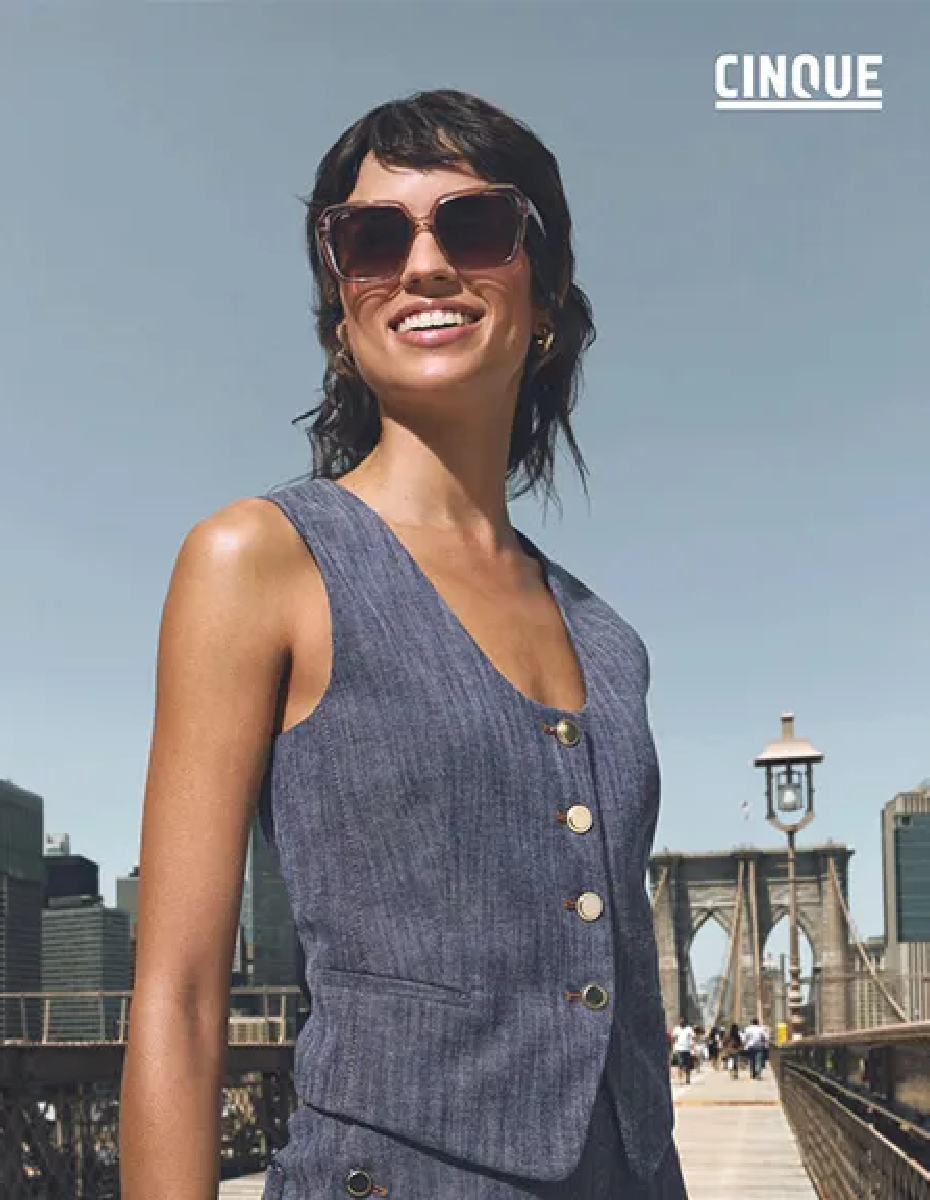 Cinque: lachende Frau mit Sonnenbrille